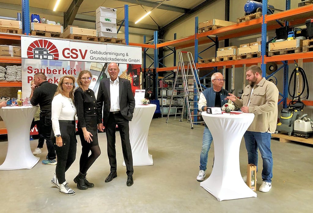 Holger Viol, Scarlett Brömmling und Britt Brömmling in der neuen Lagerhalle, die am Freitag Treffpunkt für die Firmengäste war.