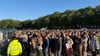Menschen stehen am südlichen Eingang der Wiesn.