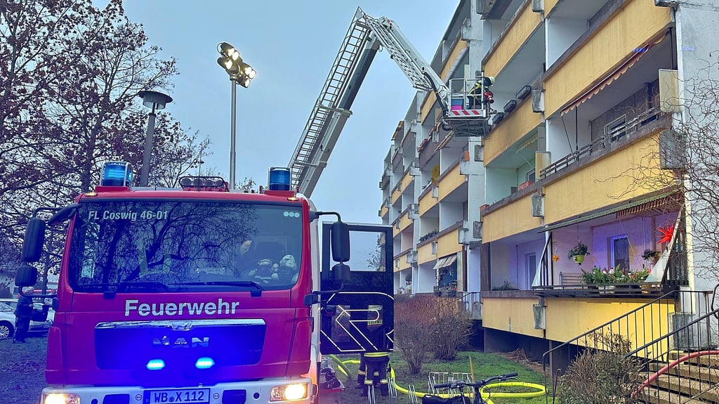 Im Beethovenring in Coswig sind auch am 9. Dezember 2022 Anwohner über die Balkone in Sicherheit gebracht worden.
