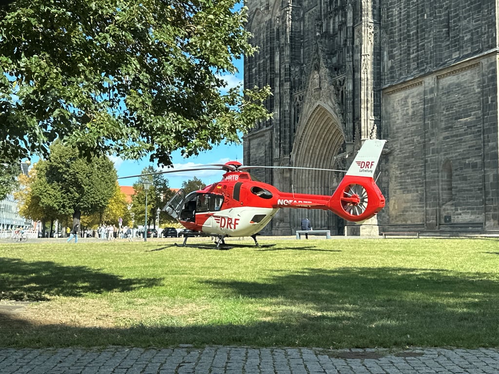 Auf der Grünfläche am Magdeburger Dom landete der Rettungshubschrauber.