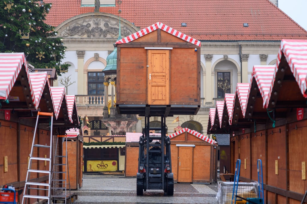 Aufbau des Magdeburger Weihnachtsmarktes 2024: Die Anordnung in langen Reihen wird es nicht mehr geben.