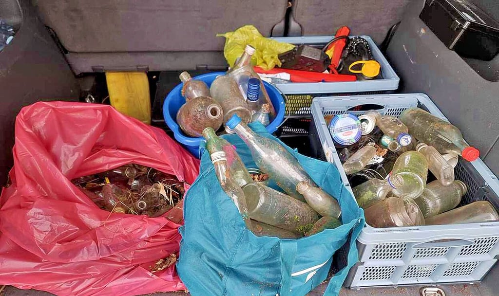 In der vergangenen Woche war große Müllsammelaktion in Meinsdorf. Dabei wurden unter anderem hunderte Glasflaschen gefunden.