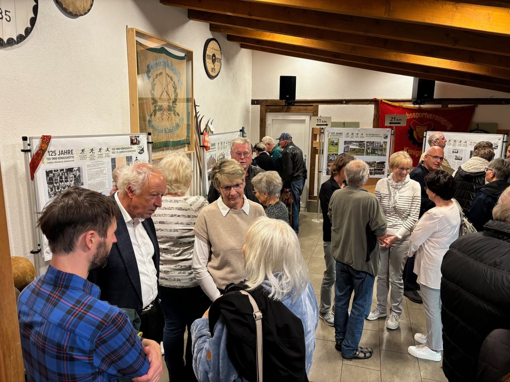 Gäste schauen sich bei der Jubiläumsveranstaltung des TSV 1900 Königshütte die Ausstellung zur 125-jährigen Vereinsgeschichte an.