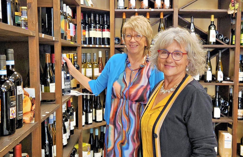 Olga Ermisch (li.) und Christina Körting geben ihre „Weinperle“ am Holzmarkt Ende des Jahres ab.