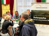 Sören Lorenz, Co-Geschäftsführer der Greenmake GmbH, die Dachgesellschaft für den Energieverbund, im Gespräch mit Bürgern. 