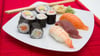 Nicht jeder Fisch darf auf den Sushi-Teller: Damit Fisch roh verzehrt werden kann, sollte er bestimmte Kriterien erfüllen.