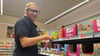 Vanessa Böhlmann hilft einen Tag lang im Edeka-Markt aus. 