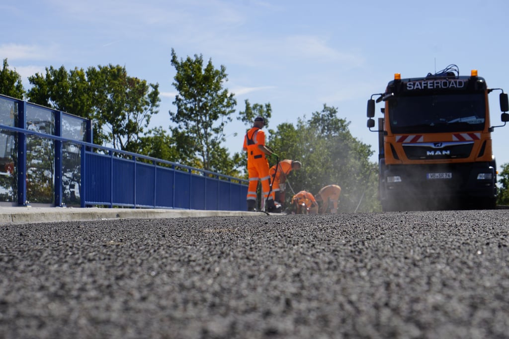 DIe B184 stellt Autofahrer gern auf die Nervenprobe, wie auf diesem Bild, auf dem der Brückenbau in Roitzsch zu sehen ist. In Königsborn kommt es nun gänzlich zur Vollsperrung.