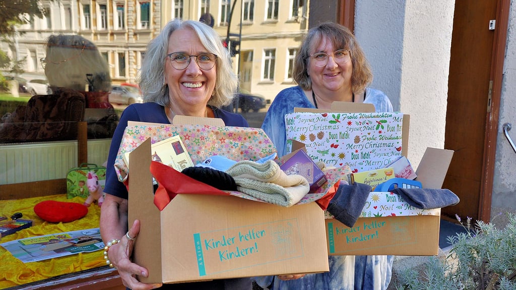 Barbara Miesterfeldt (links) und ihre Schwester Katharina Feuerherdt nehmen 2025 wieder Pakete im Charity-Shop in Stendal für die Aktion „Kinder helfen Kindern“ an.