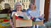 Barbara Miesterfeldt (links) und ihre Schwester Katharina Feuerherdt  nehmen  2025 wieder Pakete im Charity-Shop  in Stendal  für die Aktion „Kinder helfen Kindern“ an. 