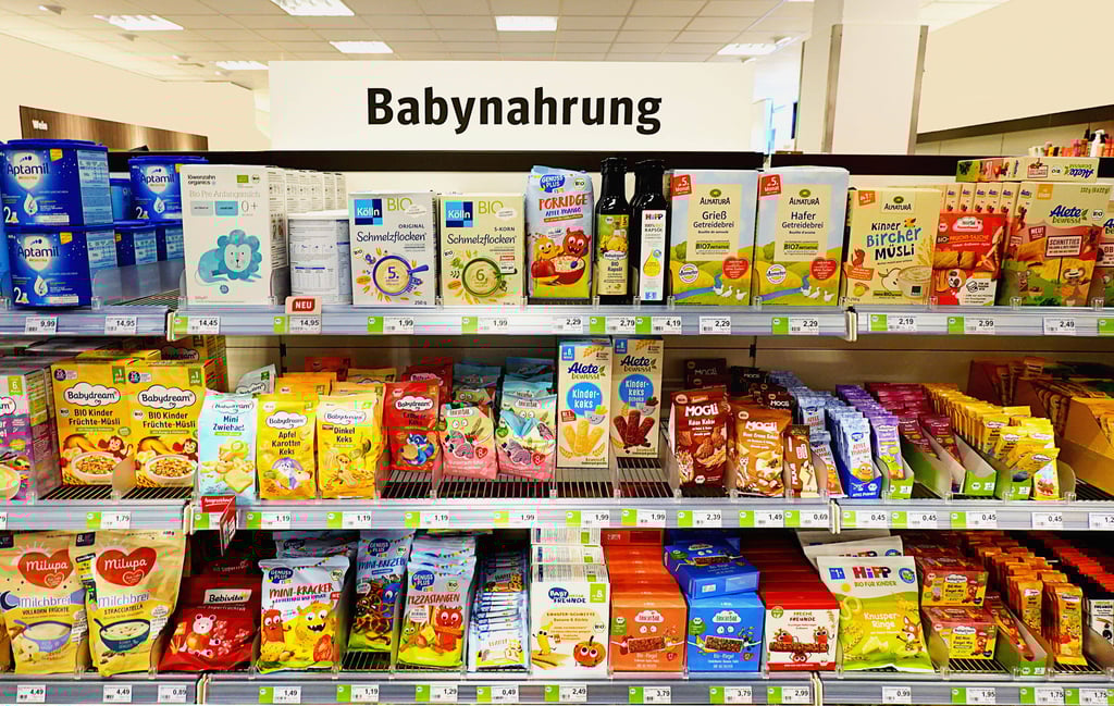 Die Polizei in Magdeburg sucht einen Mann, der aus einer Drogerie Babynahrung gestohlen haben soll.