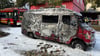 Ein Transporter in der Nähe des brennendes Hauses brannte ebenfalls aus.