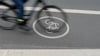 Ein Teil der Gelder soll in bessere Fuß- und Radwege fließen. (Symbolbild)