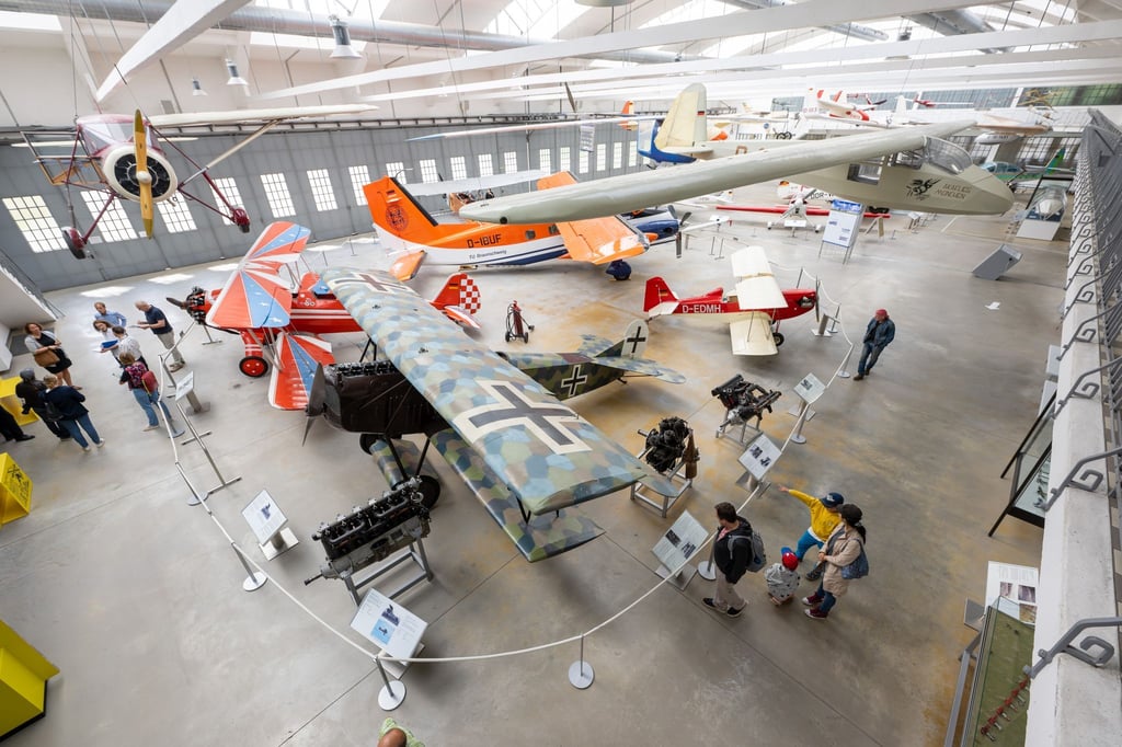 Das aus den Beständen des Deutschen Museums stammende niederländische Fokker-Jagdflugzeug wurde früher in Schleißheim ausgestellt, hier im Vordergrund. (Archivbild)