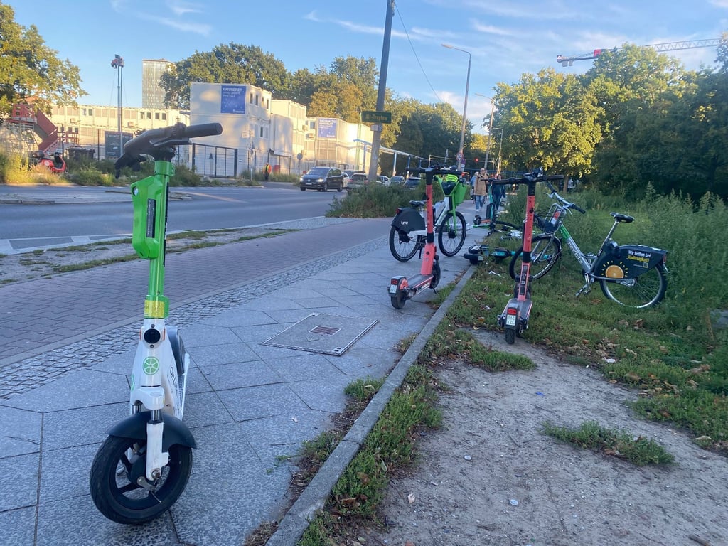 E-Roller verschiedener Anbieter liegen und stehen auf dem Gehweg in Berlin-Kreuzberg. (Symbolbild)