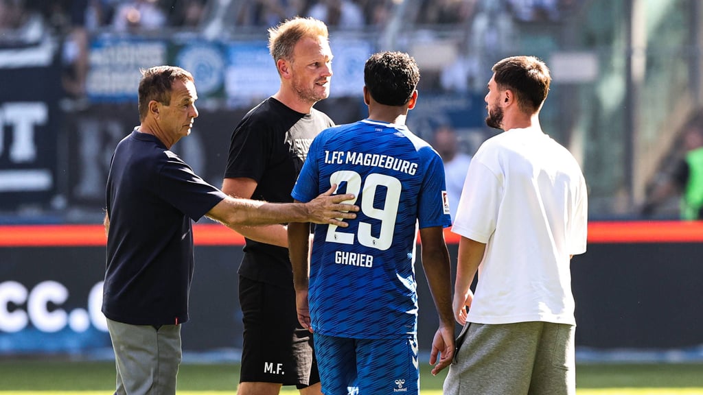 Hoffen auf den ersten Sieg seit August: Sportchef Otmar Schork (v.l.), Trainer Markus Fiedler sowie die Spieler um Rayan Ghrieb und Samuel Loric.