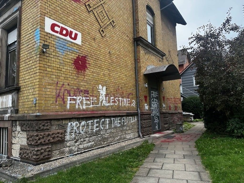 Die Polizei geht nach den Farbschmierereien an Partei-Gebäuden in Göttingen von politisch motivierten Taten aus.