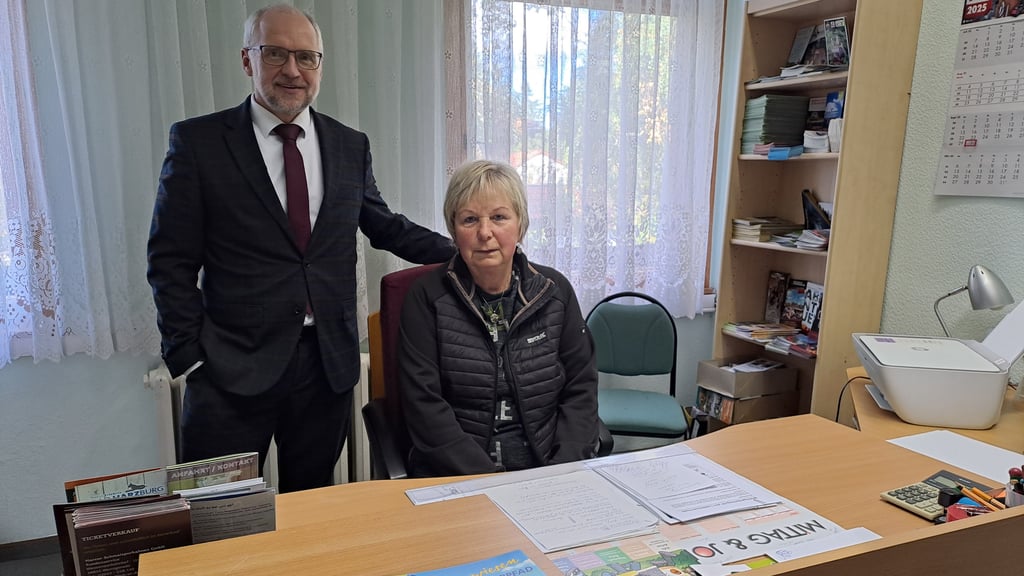 Benneckensteins Ortsbürgermeister Kay Rogge und Sabine Aschenbach am Standort der Rats- und Gästeinformation im Rathaus. Sie leitet die Stelle.