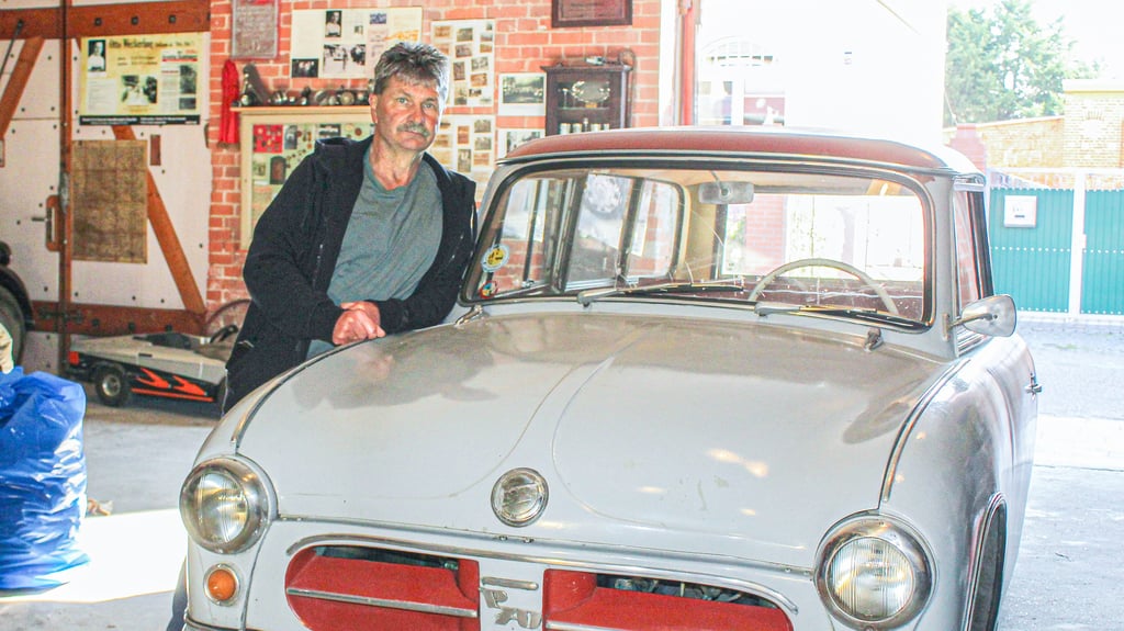 Thomas Kühnel mit einem AWZ P70 Kombi, Baujahr 1959 – eines der wenigen noch erhaltenen Exemplare dieser seltenen Bauart.