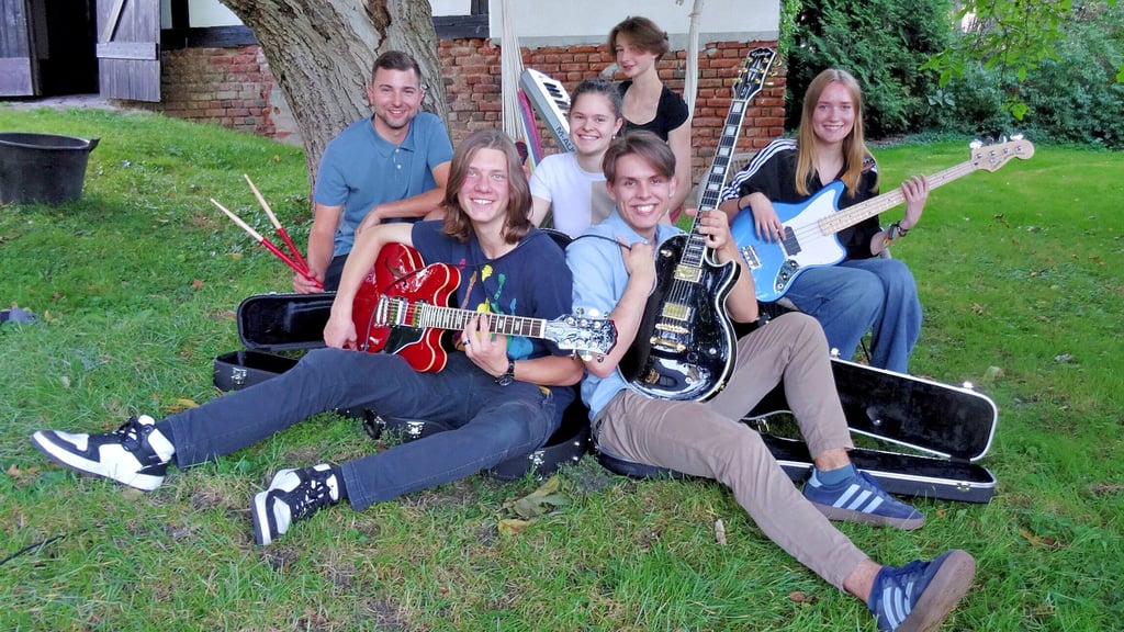 Die (eigentlich) siebenköpfige Band Khaeotik aus Zeitz bringt frischen Wind in die regionale Musikszene.