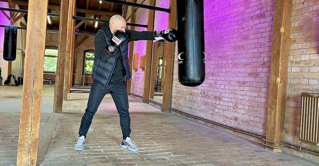 Trainer Rick Theuerkorn gibt verschiedene Kurse bei 8M. Der Fokus liegt auf dem Boxen.