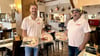 Francesco Pedace und Sohn Maximilian zeigen Tiefkühlpizzen, wie sie demnächst made in Brachwitz versendet werden. 