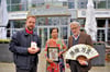 Die Deutsch-Chinesische Gesellschaft bereitet mit Glückskatzen, Kunst und Fächer ein Fest für den 2. Oktober vor. Neben anderen wirken Karsten Steinmetz (l.), Xiaomei Cai als Inhaberin des Veranstaltungsorts und Rainer Nitsche mit.
