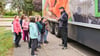 Vater Wayhne Lee ist hat die Kinder an der Grundschule in Klein Wanzleben mit einem Lkw besucht.