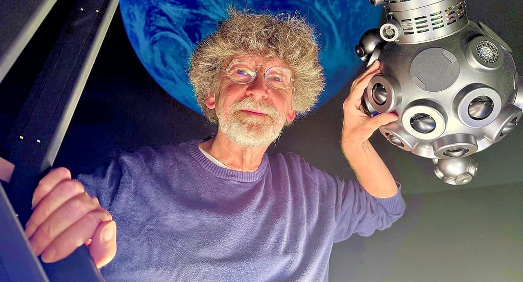Fotograf Ingo Gottlieb hat sich durch Fotomaterial vom Mond gearbeitet und zeigt nun im Planetarium Halle spektakuläre Panoramafotos.