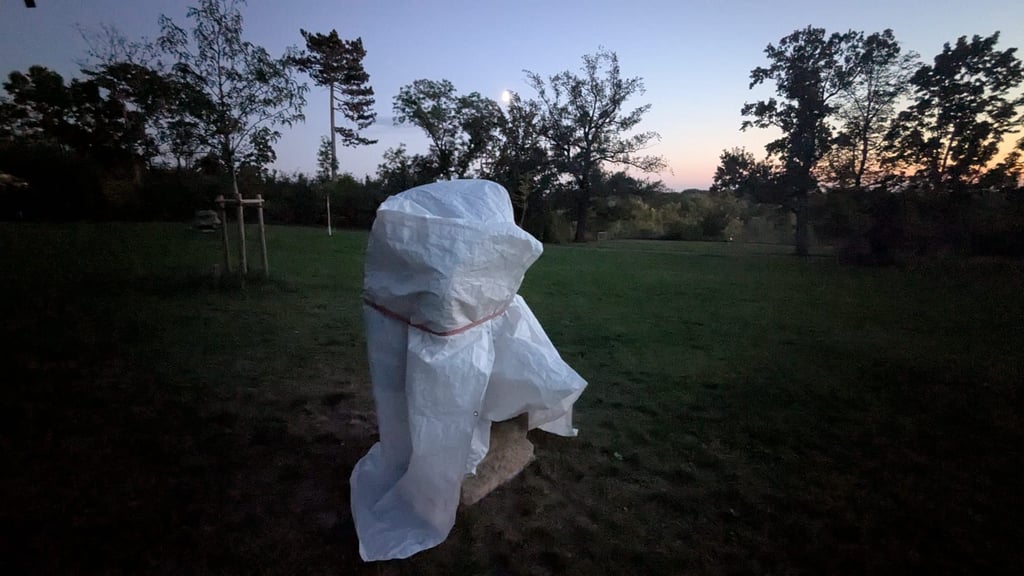 Die Plastik „der Flügelmann“ ist zurück im Heinrich-Heine-Park, nur zu sehen ist sie vorerst nicht.