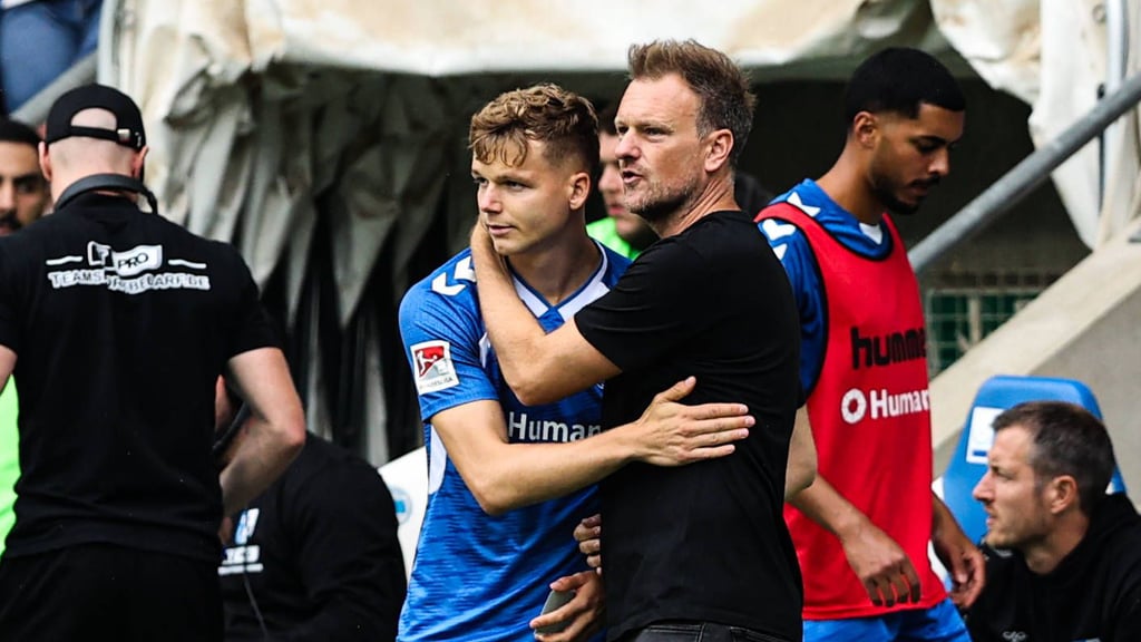 Markus Fiedler wechselt FCM-Spieler Philipp Hercher ein.