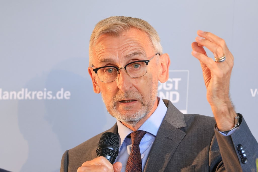 Der sächsische Innenminister Armin Schuster (CDU) spricht sich für eine rasche Neuregelung bei Ukraine-Flüchtlingen aus. (Archivbild)