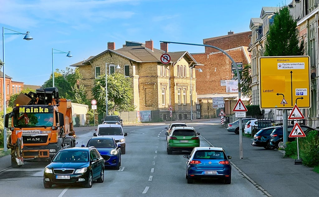 Bald soll die misslungene Rollsplitt-Aktion auf der Annenstraße an drei Tagen unter Vollsperrung korrigiert werden.Foto: Engelbert Pülicher