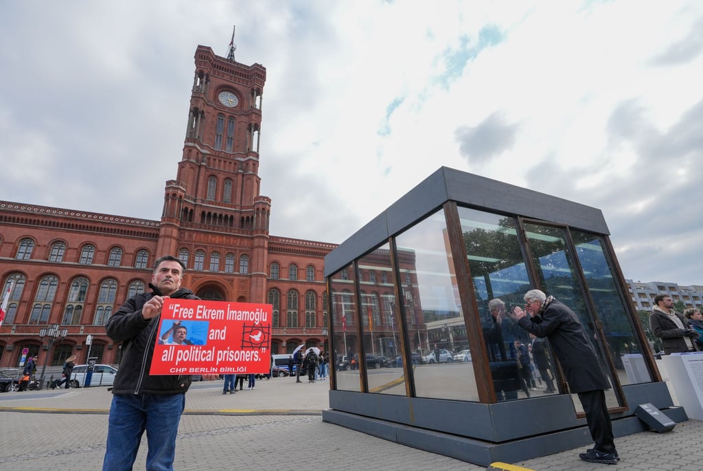 Die Installation vor dem Rathaus zeigt, wie eine Zelle im berüchtigten Silivri-Gefängnis in der Türkei aussieht.