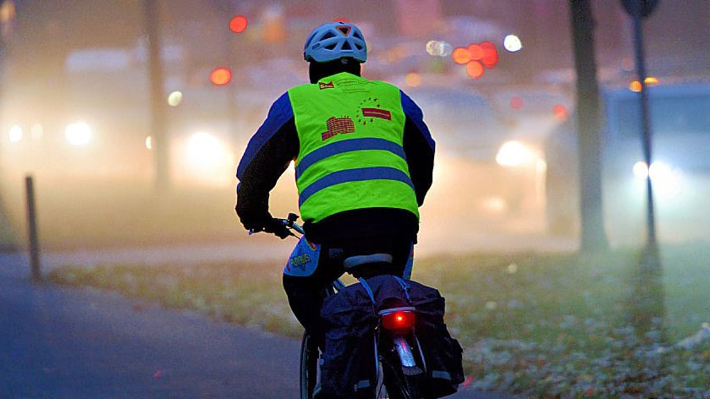 Ein Radfahrer mit Warnweste und funktionierendem Rücklicht.