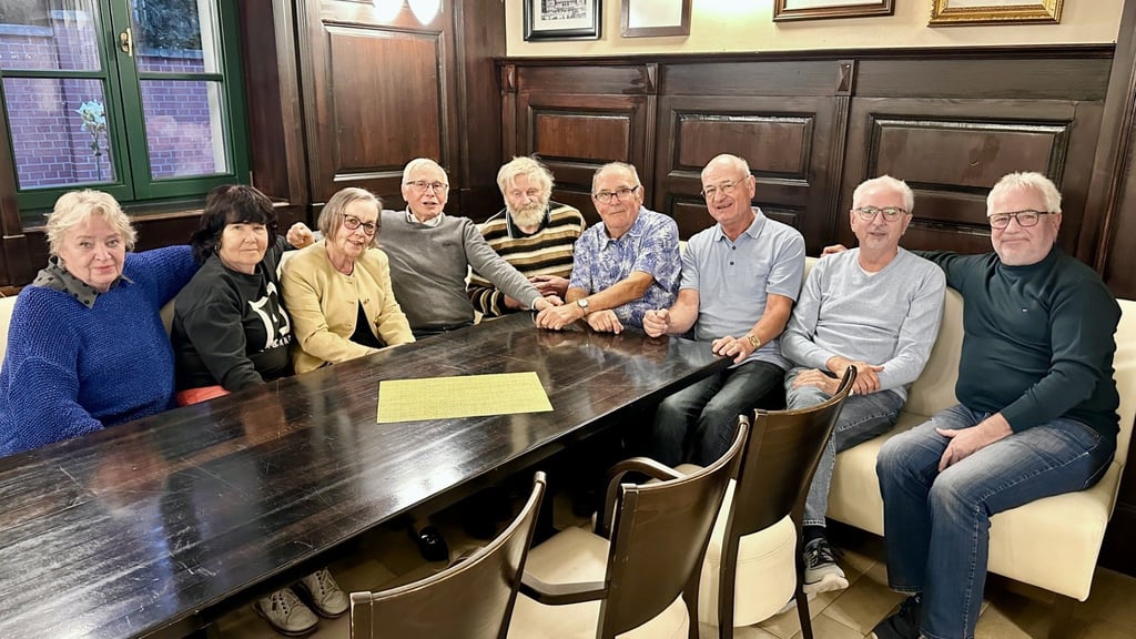 Haben ihren Humor und den Kontakt nie verloren: die Schüler von einst aus Trotha, hier bei ihrem Treffen im Krug zum Grünen Kranze.