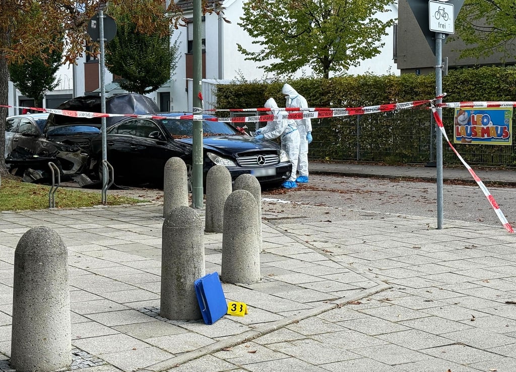 Beamte der Spurensicherung sind neben zwei ausgebrannten Autos im Einsatz. Die Polizei bittet um Zeugenhinweise.