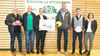 Die Stadthalle Wittenberg ist 50 geworden. Damals  hat die „Freiheit“ über die Eröffnung berichtet, heute versammeln sich (v.l.) Handballer Klaus Schönfeld und Uwe Kuhnert von Grün-Weiß Piesteritz, Bürgermeister André Seidig, Volleyballer Ulf Jonas von MTV Wittenberg, Sportlehrer Christoph Pfannkuch  vom Leucorea-Gymnasium und  Karin Retzke vom Fachbereich Baudurchführung der Stadt.