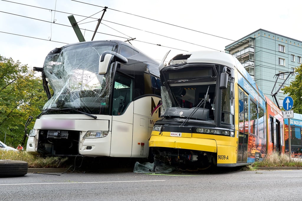 Reisebus und Straßenbahn wurden bei dem Unfall zerstört.