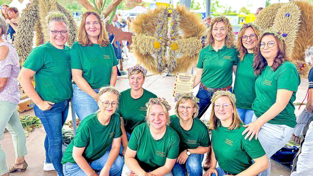 Die Landfrauen der Region mit ihrer Erntekrone.