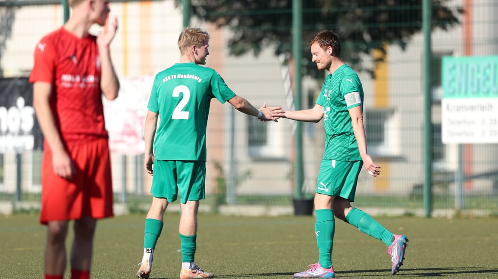 Janis Klinzmann klatscht mit Torben Hartwig (r.) nach dem Sieg gegen Osterweddingen ab. Der Allrounder hat sich mit dem BSV 79 auf Platz vier der Landesklasse 2 geschossen.