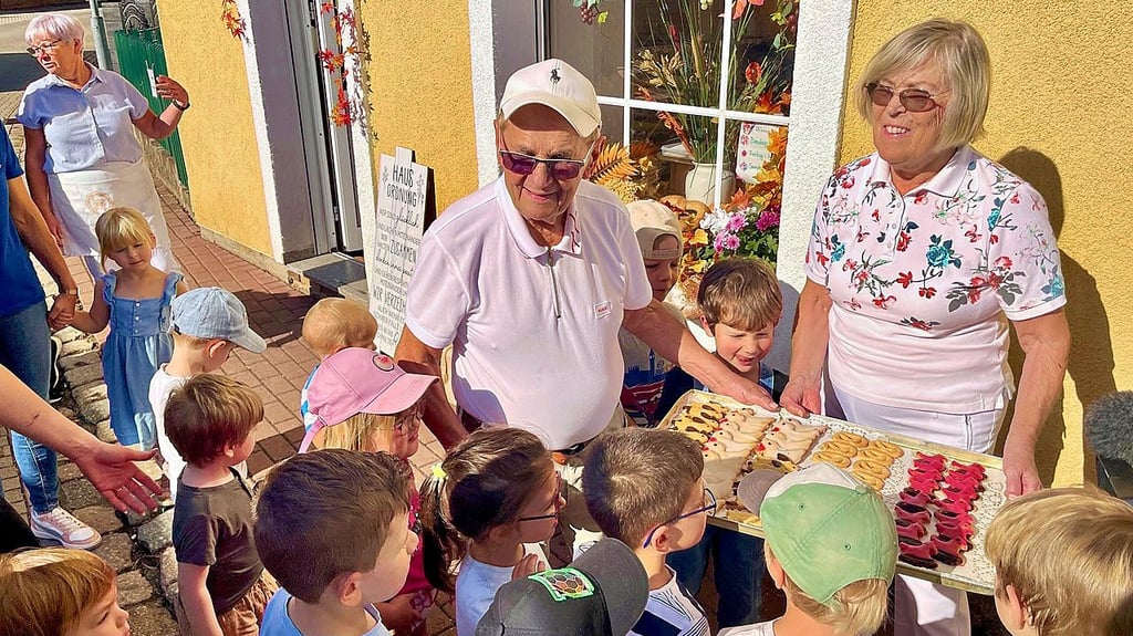 Fritz und Ingrid Barthold von der gleichnamigen Bäckerei begrüßten vor dem Geschäft in Taucha die Kita-Kinder des Ortes mit leckerem Gebäck.