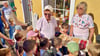 Fritz und Ingrid Barthold von der gleichnamigen Bäckerei begrüßten vor dem Geschäft in Taucha die Kita-Kinder des Ortes mit leckerem Gebäck. 