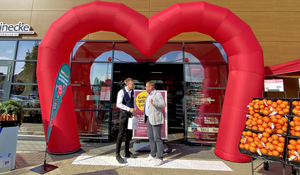 Marktleiter Benjamin Schreck (rechts) und Schönebecks Oberbürgermeister Bert Knoblauch vor dem neuen Rewe Markt