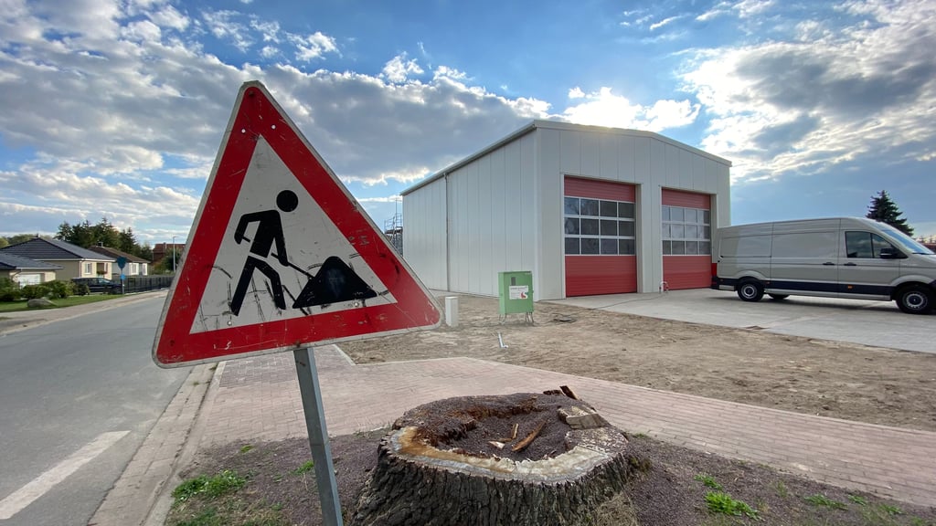 Der Neubau des Feuerwehrstützpunkts in Rossau besteht aus einem Containerbau samt Fahrzeughalle.