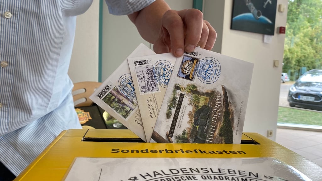 Als Vorlage für die drei Sondermarken mit den passenden Schmuckumschlägen dienten die Hünengräber aus den Wäldern rund um Haldensleben.