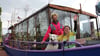 Seit zwei Jahren sind Pia und Niki Fleckenstein mit ihrem Kunstschiff „Salon Walter“ und Hundedame Husky unterwegs. Gerade machen sie Halt am Haldensleber Hafen an der Zollstraße.