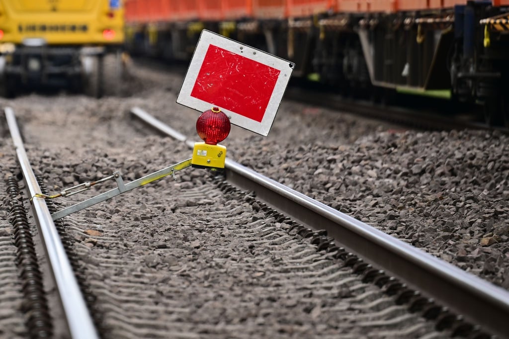 Wegen eines Feuerwehreinsatzes wurde die Bahnstrecke zwischen Verden und Rotenburg vorübergehend gesperrt. (Symbolbild)
