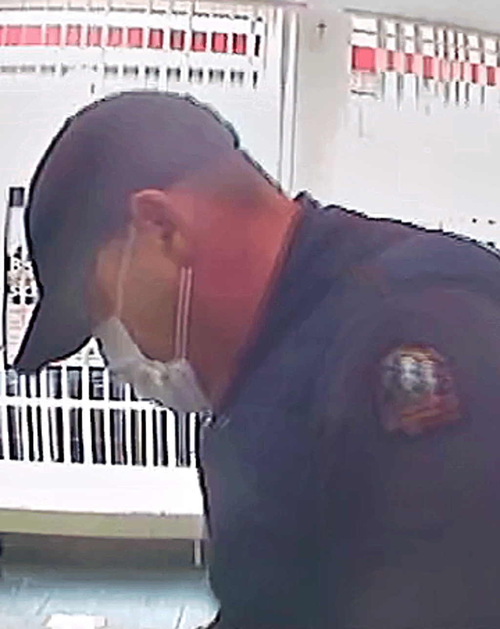 Das Bild zeigt den unbekannten männlichen Täter am Geldautomaten in Zörbig.