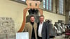 Glockengießer Johannes Grassmayr (links) und Andreas Schumann, Vorsitzender des Magdeburger Domglockenvereins, stehen vor dem Holzmodell, das die Ausmaße der letzten neuen und größten Domglocke, der Credamus, zeigt.